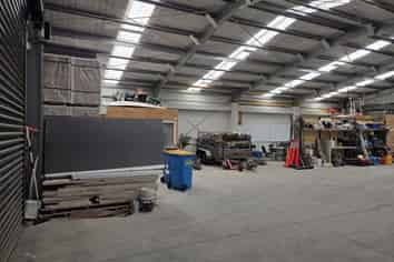 WAREHOUSE / WORKSHOP TO LEASE IN NORMANBY