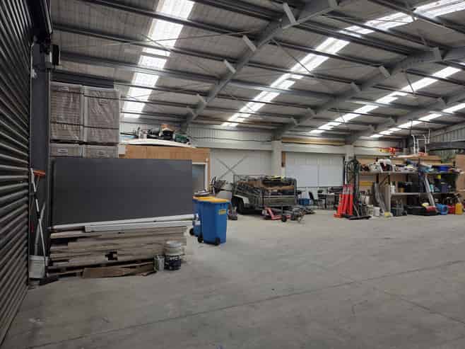 WAREHOUSE / WORKSHOP TO LEASE IN NORMANBY