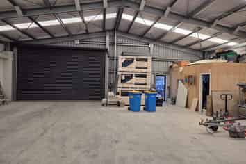 WAREHOUSE / WORKSHOP TO LEASE IN NORMANBY