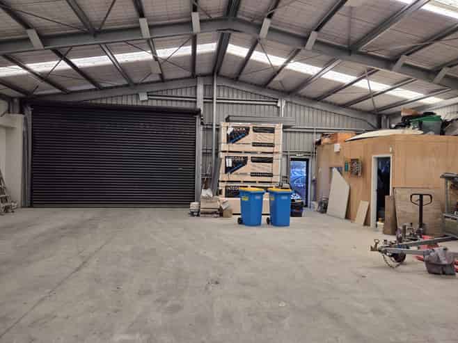 WAREHOUSE / WORKSHOP TO LEASE IN NORMANBY