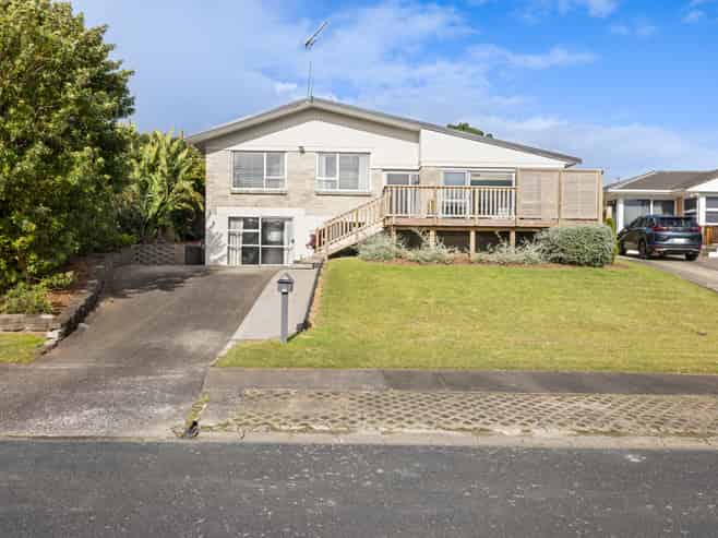 4 Binda Place, Botany Downs