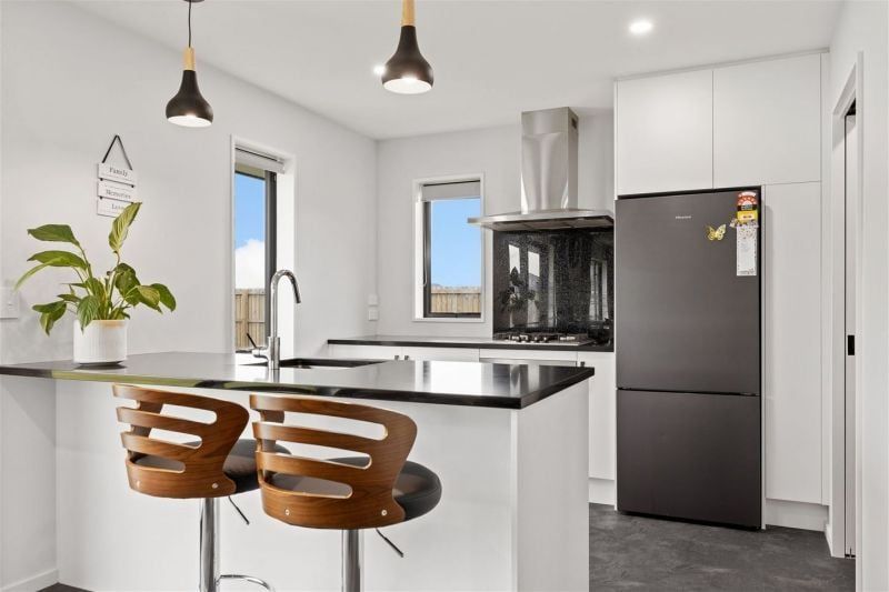 LEESTON – THREE BEDROOM, TWO BATHROOM, DOUBLE GARAGE FAMILY HOME 3