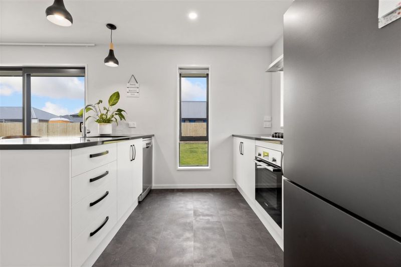 LEESTON – THREE BEDROOM, TWO BATHROOM, DOUBLE GARAGE FAMILY HOME 4