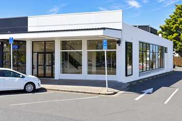 HIGH-PROFILE ROYAL OAK RETAIL / HOSPITALITY OPPORTUNITY