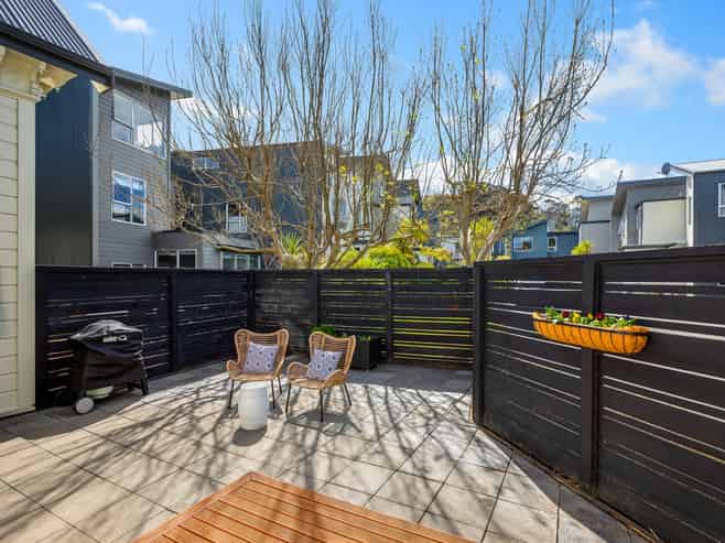 16/3 Severn Street, Island Bay