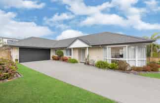8 Headcorn Place, Botany Downs