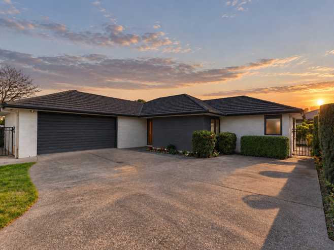216 Frimley Oaks, Frimley