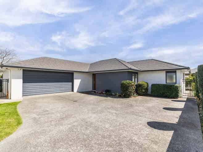 216 Frimley Oaks, Frimley