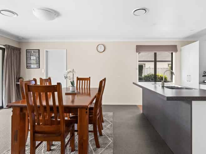 216 Frimley Oaks, Frimley
