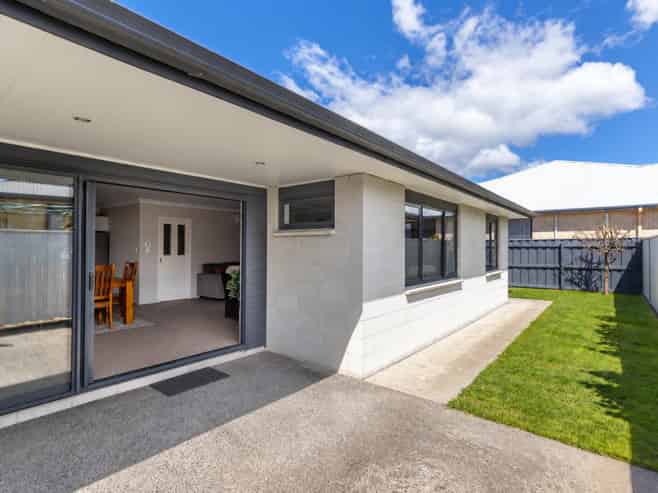 216 Frimley Oaks, Frimley