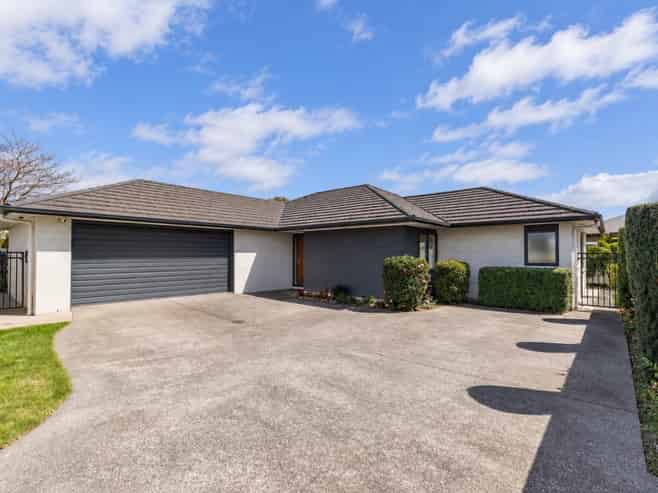 216 Frimley Oaks, Frimley