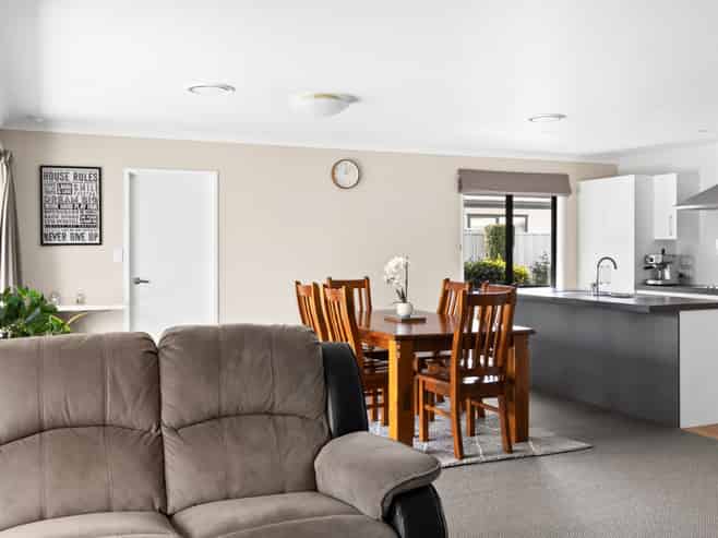 216 Frimley Oaks, Frimley