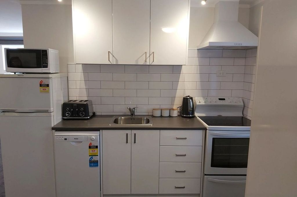 Tidy studio unit in good location 1