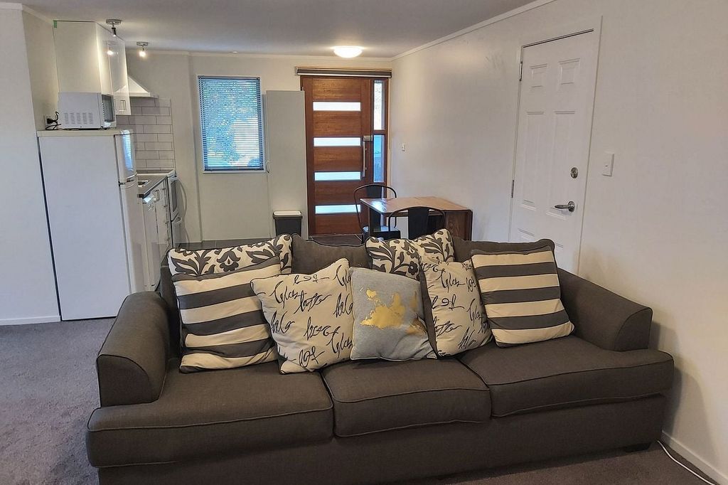 Tidy studio unit in good location 3