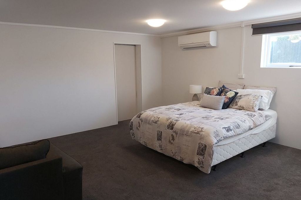 Tidy studio unit in good location 4