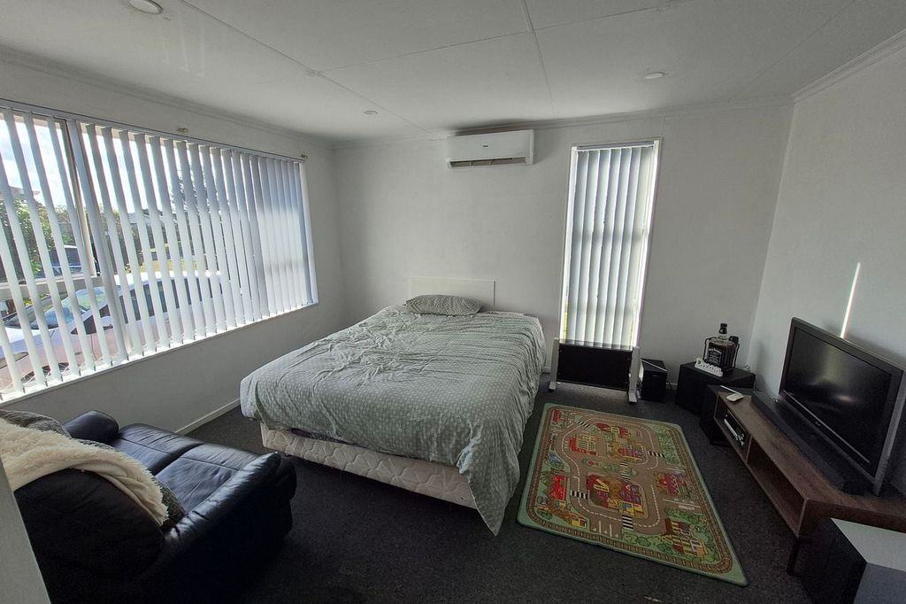 Charming 3-Bedroom Home in Levin 4