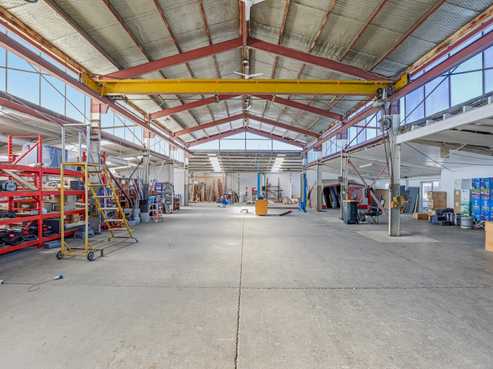 Versatile workshop with profile and yard