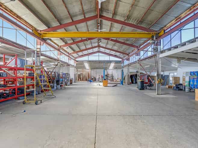 Versatile workshop with profile and yard