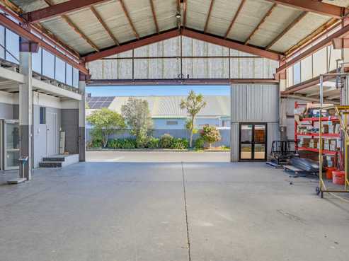 Versatile workshop with profile and yard