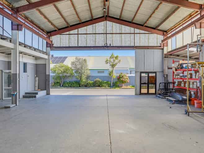 Versatile workshop with profile and yard