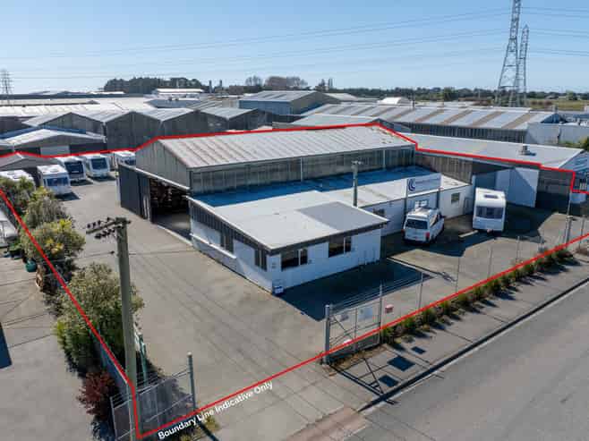 Versatile workshop with profile and yard
