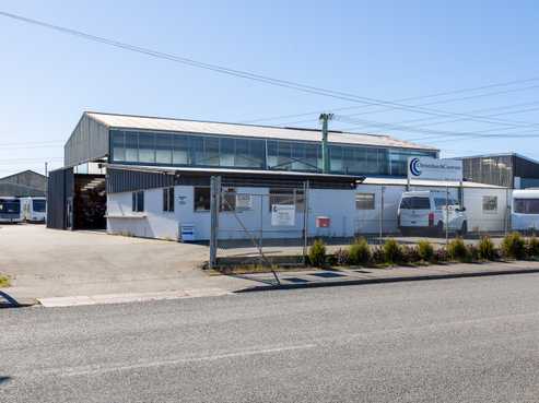 Versatile workshop with profile and yard