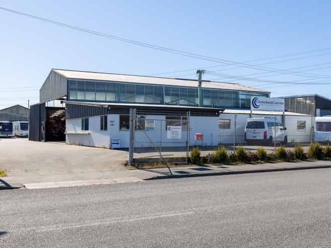 Versatile workshop with profile and yard