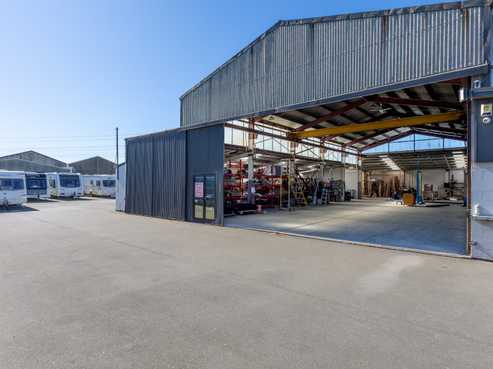 Versatile workshop with profile and yard