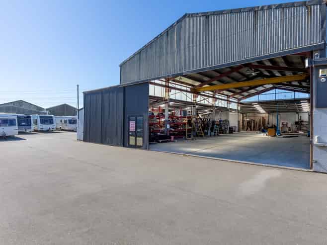 Versatile workshop with profile and yard