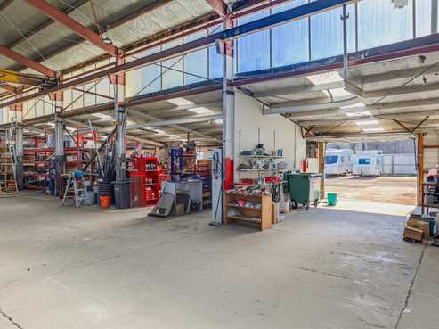 Versatile workshop with profile and yard