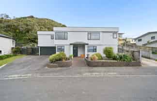 45 Meadowcroft Grove, Johnsonville
