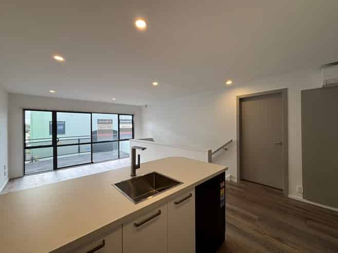 Riccarton Live Work Unit - New Bathrooms & Kitchen