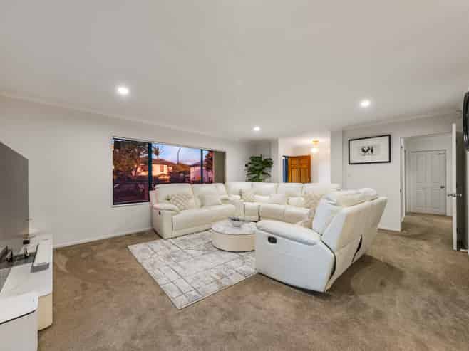 47 Peninsula Road, Mangere