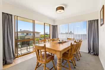 11 Hastie Avenue, Mangere Bridge