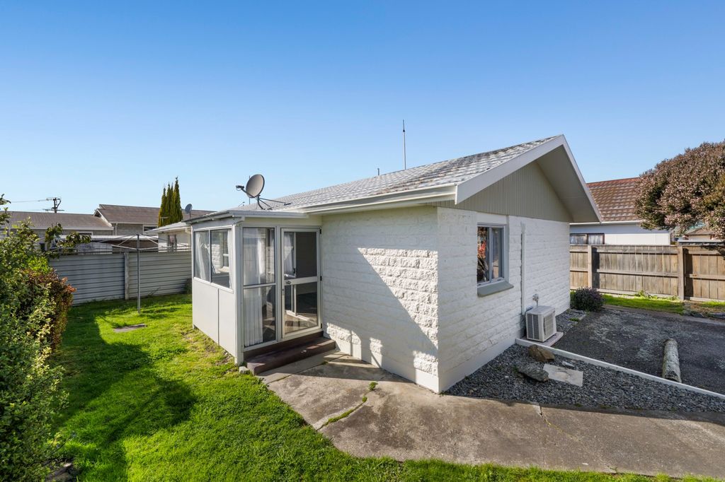 Easy Living Close to Town 2