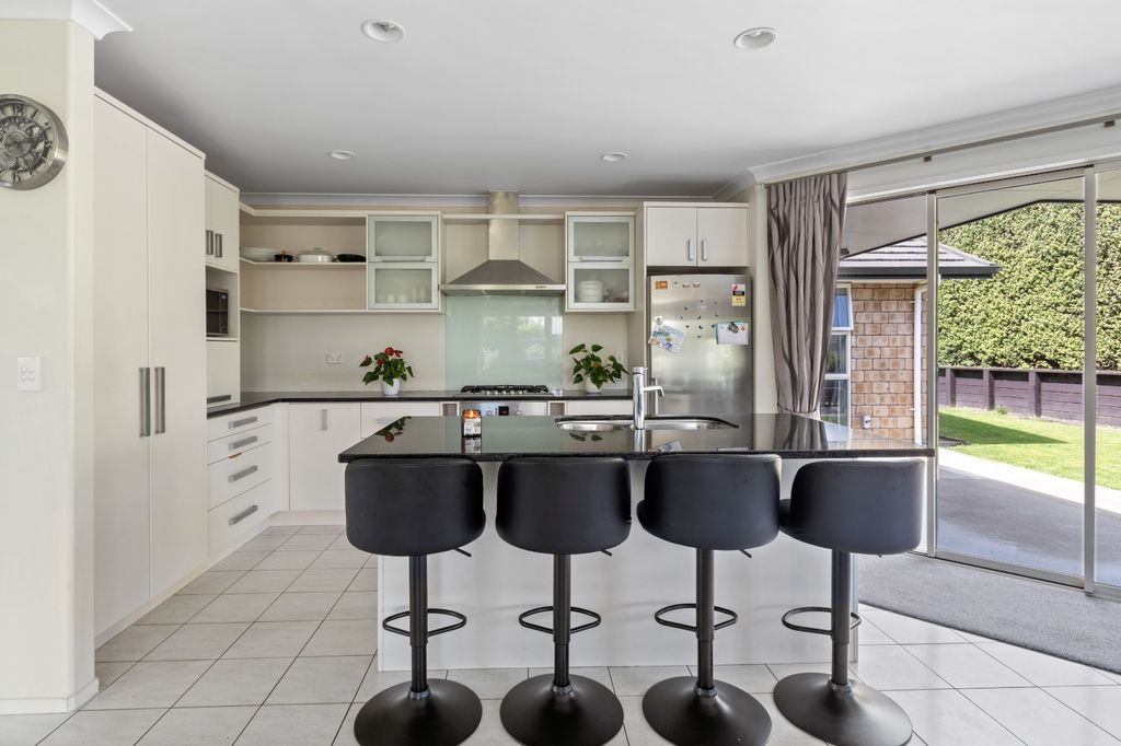 Stylish and Functional – 4 Bedrooms, Two Lounges, & Private Backyard 5