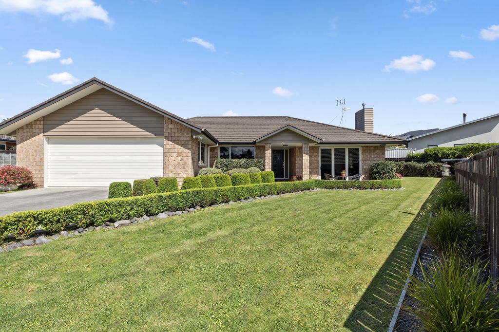 Stylish and Functional – 4 Bedrooms, Two Lounges, & Private Backyard 1