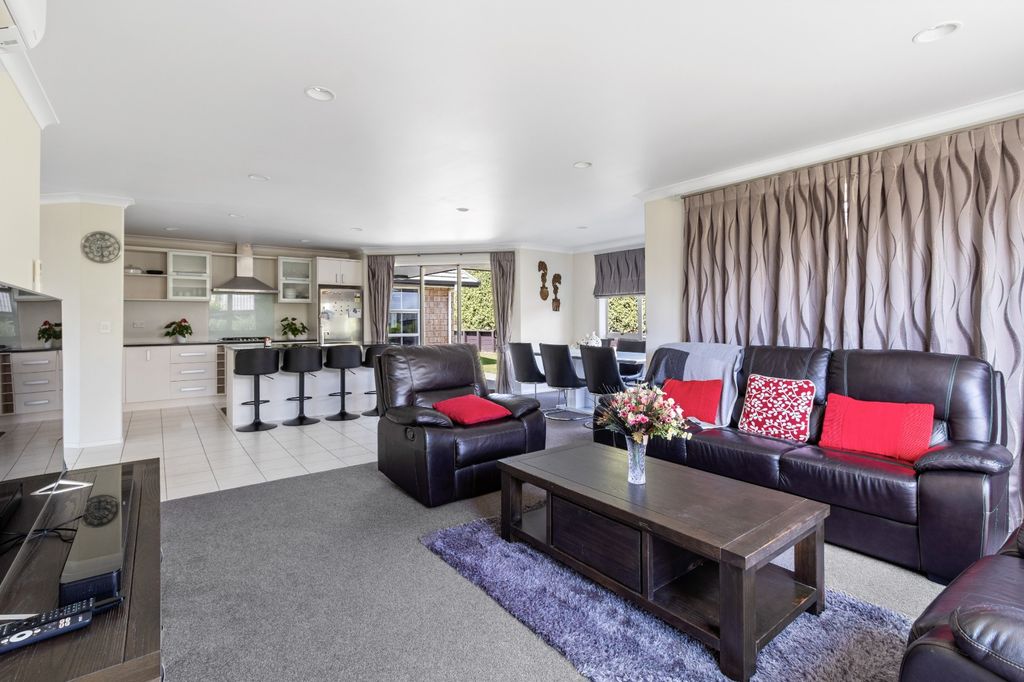 Stylish and Functional – 4 Bedrooms, Two Lounges, & Private Backyard 4