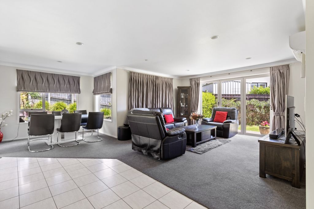 Stylish and Functional – 4 Bedrooms, Two Lounges, & Private Backyard 3