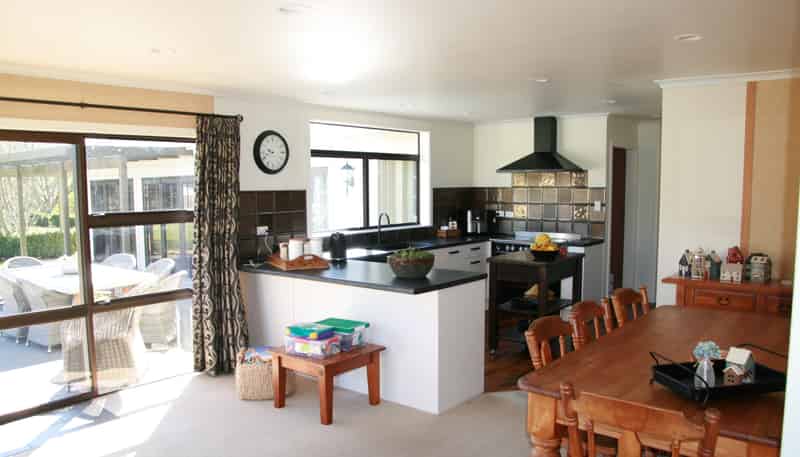 1457 East Road, Toko