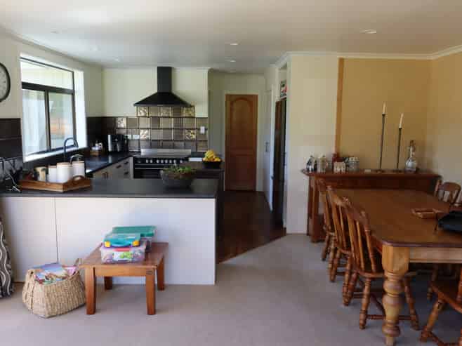 1457 East Road, Toko