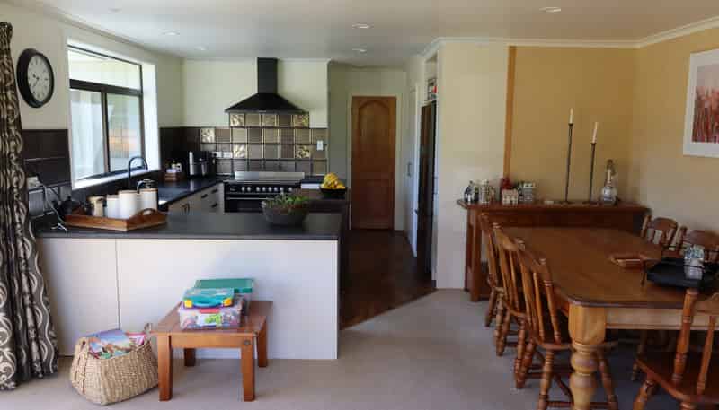 1457 East Road, Toko