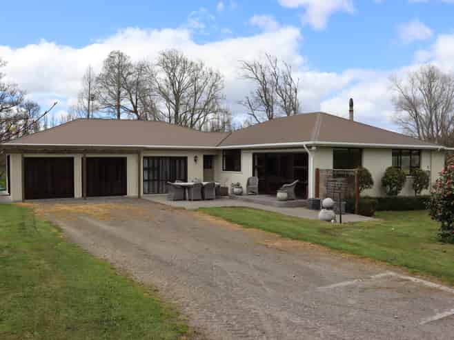 1457 East Road, Toko