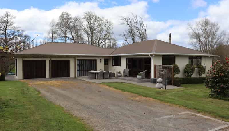 1457 East Road, Toko