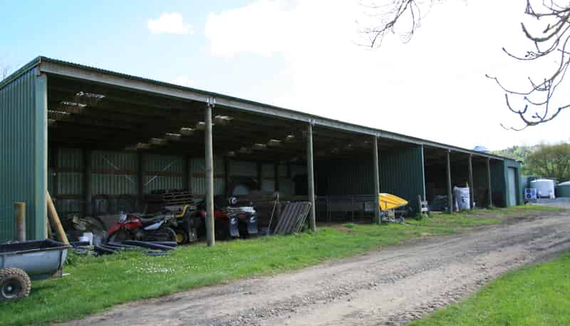 1457 East Road, Toko