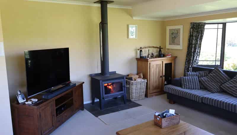 1457 East Road, Toko