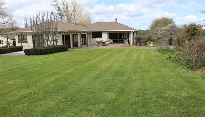 1457 East Road, Toko