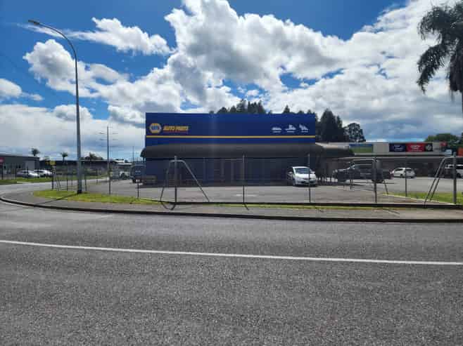 RETAIL OR DEALERSHIP WITH SECURE YARD
