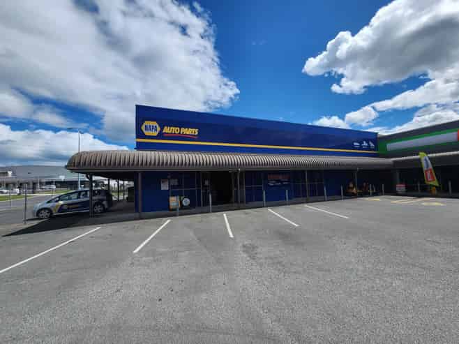 RETAIL OR DEALERSHIP WITH SECURE YARD
