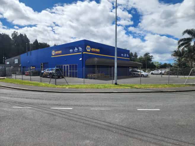 RETAIL OR DEALERSHIP WITH SECURE YARD
